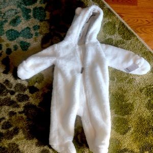 NWT Carter’s fuzzy outfit